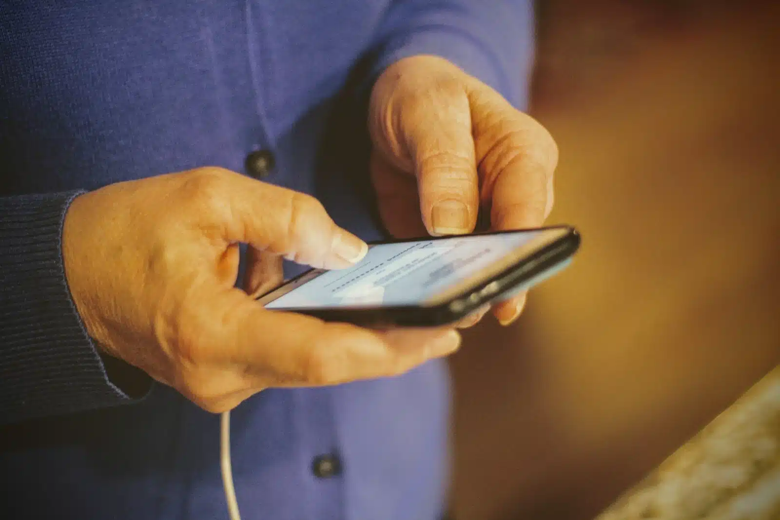 un retraité sur son téléphone